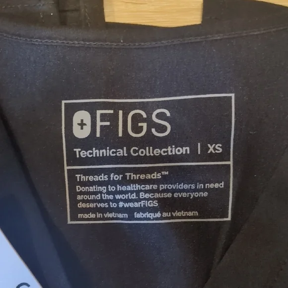 FIGS Catarina Oversized One Pocket Scrub Top - Picture 5 of 5